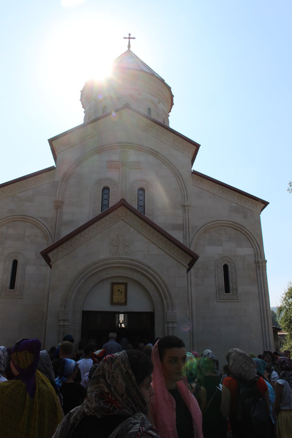 პატრიარქმა ამბროლაურის ახლადგახსნილ ტაძარში პარაკლისი აღავლინა KARIBCHE