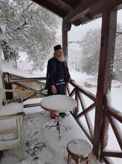 ათონზე უჩვეულოდ დიდი თოვლი მოვიდა KARIBCHE