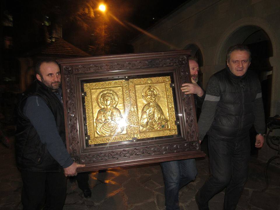 ვინ იცის, ჩვენს ირგვლივ კიდევ რამდენი უთქმელი სასწაული აღასრულა უფალმა ამ სასწაულმოქმედი ხატის მეშვეობით KARIBCHE