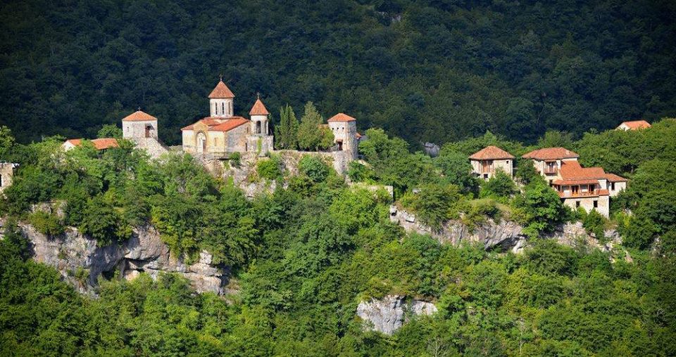 ბოლშევიკებს სურდათ, ღამით ფარულად გადაესვენებინათ დავით და კონსტანტინეს ნაწილები, თუმცა მოსახლეობამ მაინც შეიტყო და ისინი ანთებული სანთლებით მიაცილებდნენ წმიდა ნაწილებს... KARIBCHE