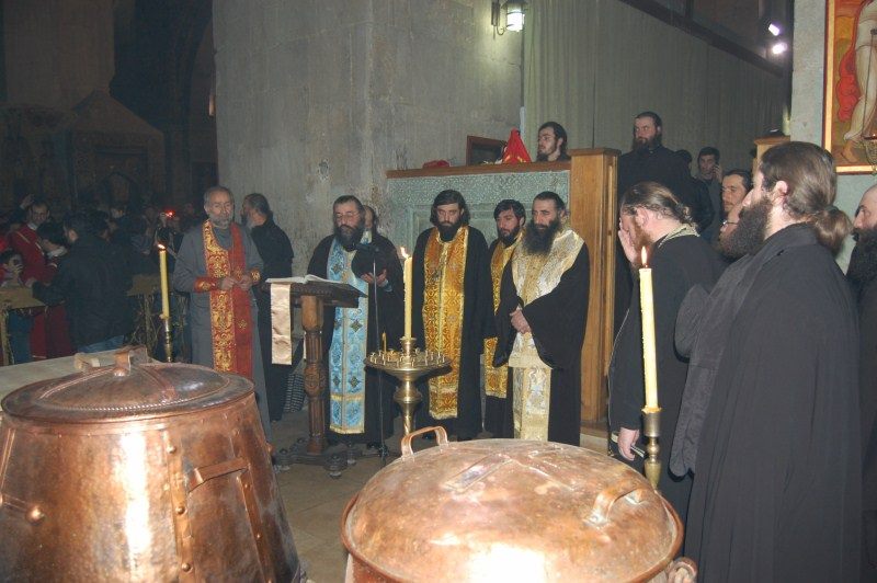 მირონი გადმოედინებოდა სვეტიცხოველიდან, ანუ ცხოველმყოფელი ხის გადანაჭერიდან მცხეთაში. KARIBCHE