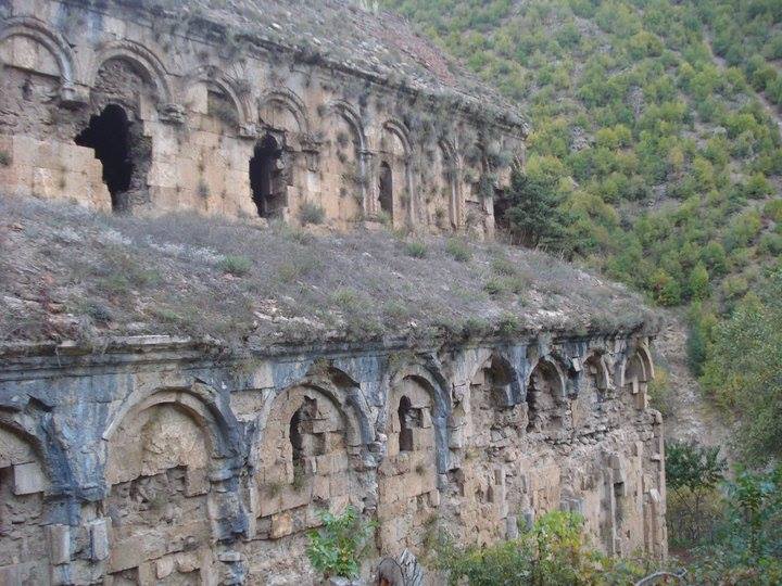 ოშკის, ხახულისა და იშხნის შემდეგ ოთხთა ამ მხარეში მეოთხე დიდი ტაძარი იყო და ასეთი სახელი იმიტომ დაურქმევიათ KARIBCHE