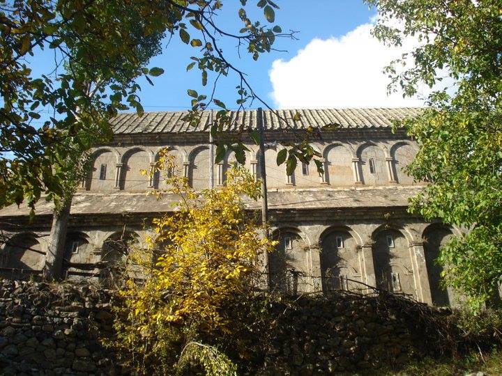 ოშკის, ხახულისა და იშხნის შემდეგ ოთხთა ამ მხარეში მეოთხე დიდი ტაძარი იყო და ასეთი სახელი იმიტომ დაურქმევიათ KARIBCHE