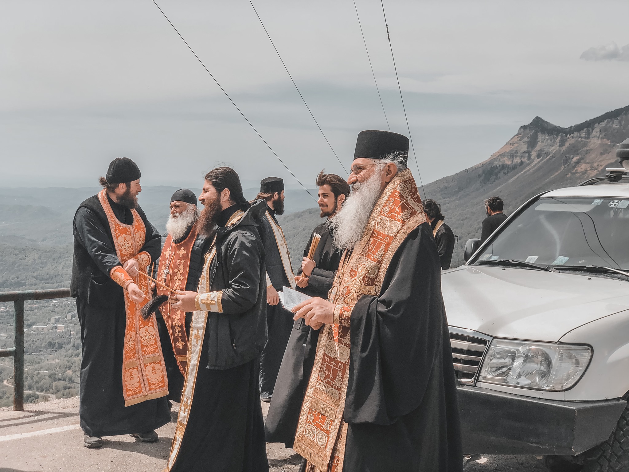 ნიკორწმინდის ეპარქიაში სამღვდელოებამ ქუჩები აკურთხა KARIBCHE