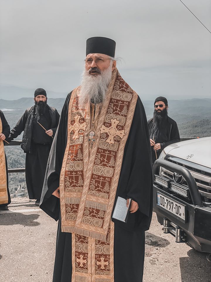 ნიკორწმინდის ეპარქიაში სამღვდელოებამ ქუჩები აკურთხა KARIBCHE