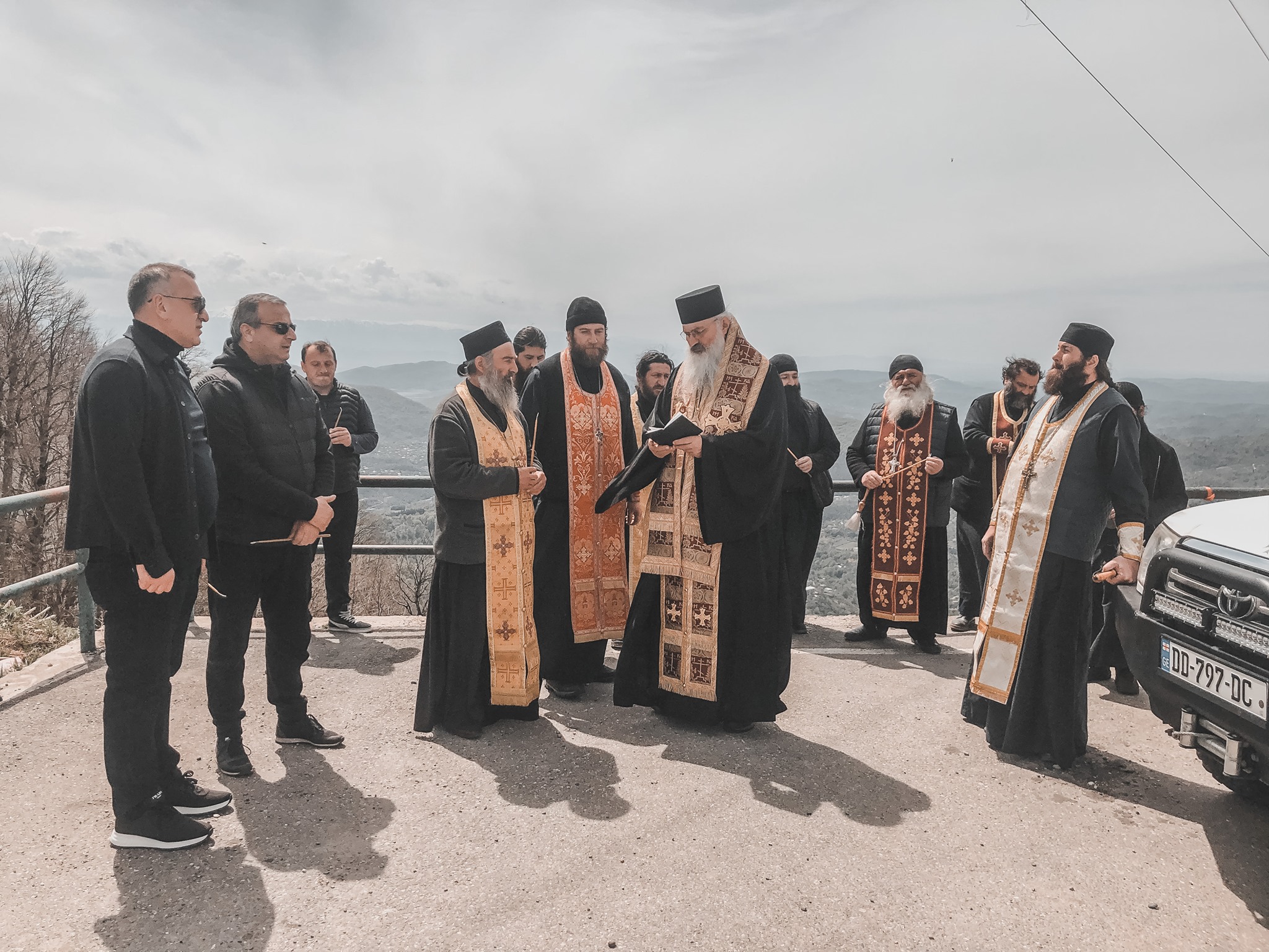 ნიკორწმინდის ეპარქიაში სამღვდელოებამ ქუჩები აკურთხა KARIBCHE