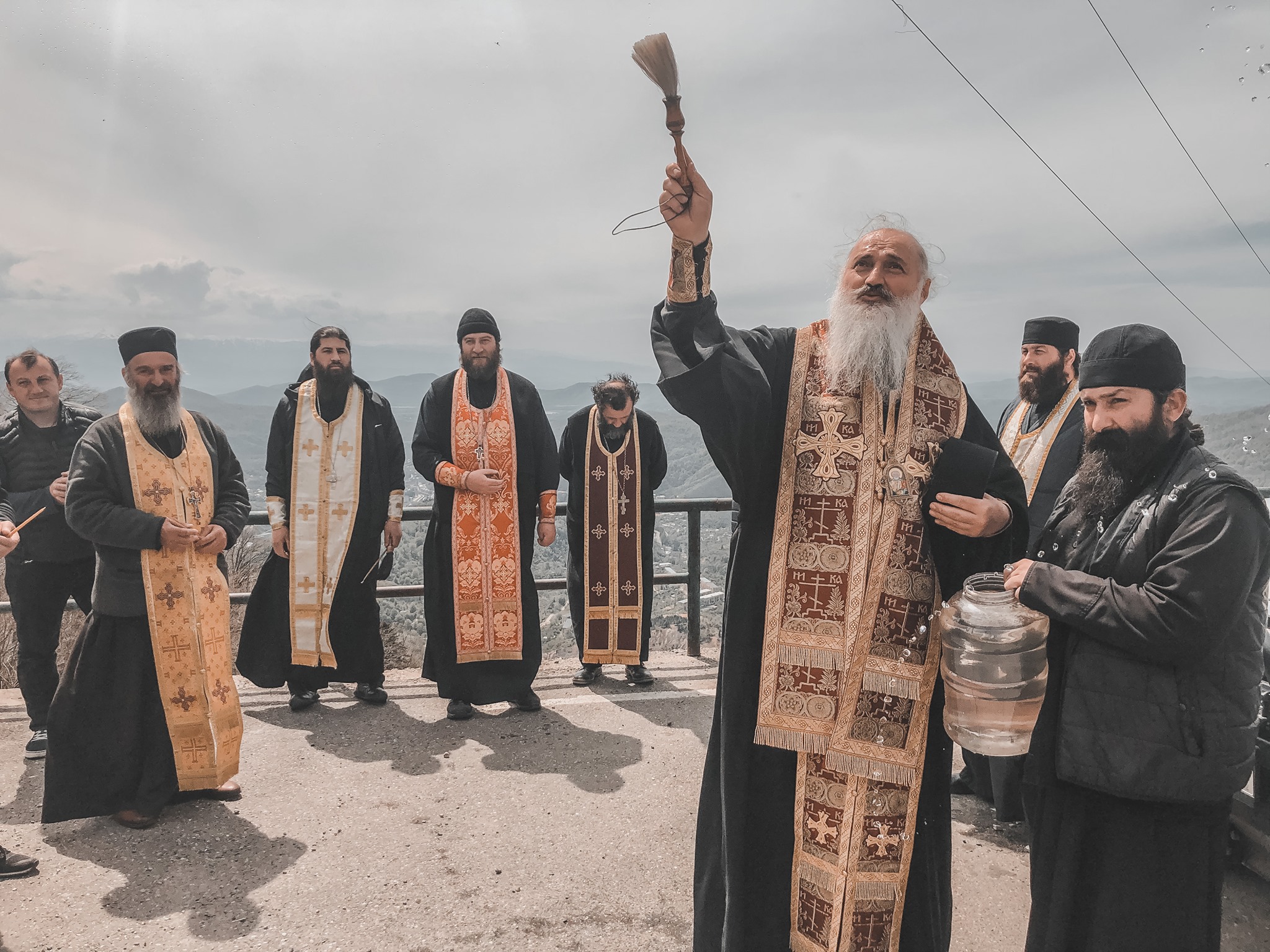 ნიკორწმინდის ეპარქიაში სამღვდელოებამ ქუჩები აკურთხა KARIBCHE