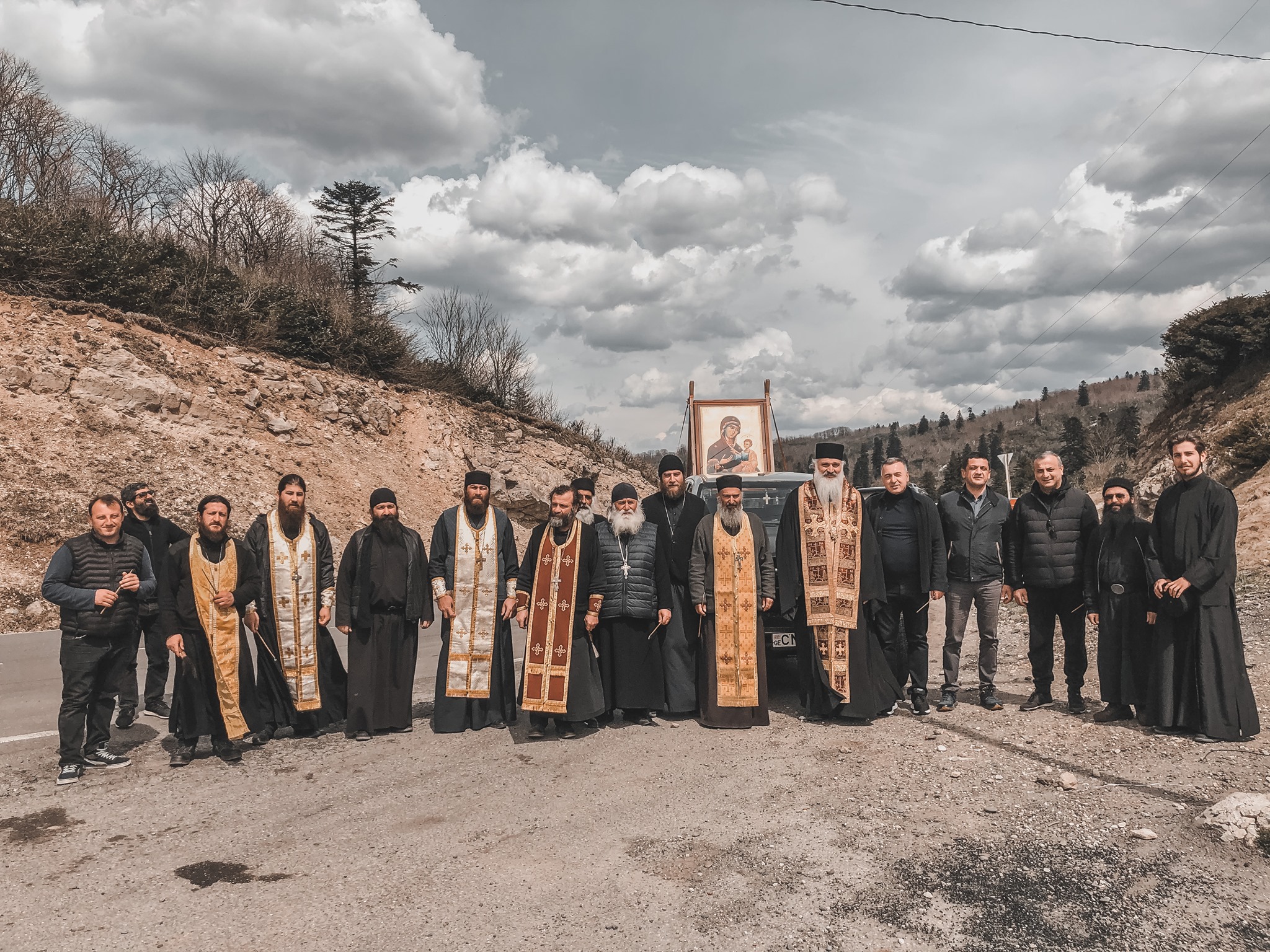 ნიკორწმინდის ეპარქიაში სამღვდელოებამ ქუჩები აკურთხა KARIBCHE