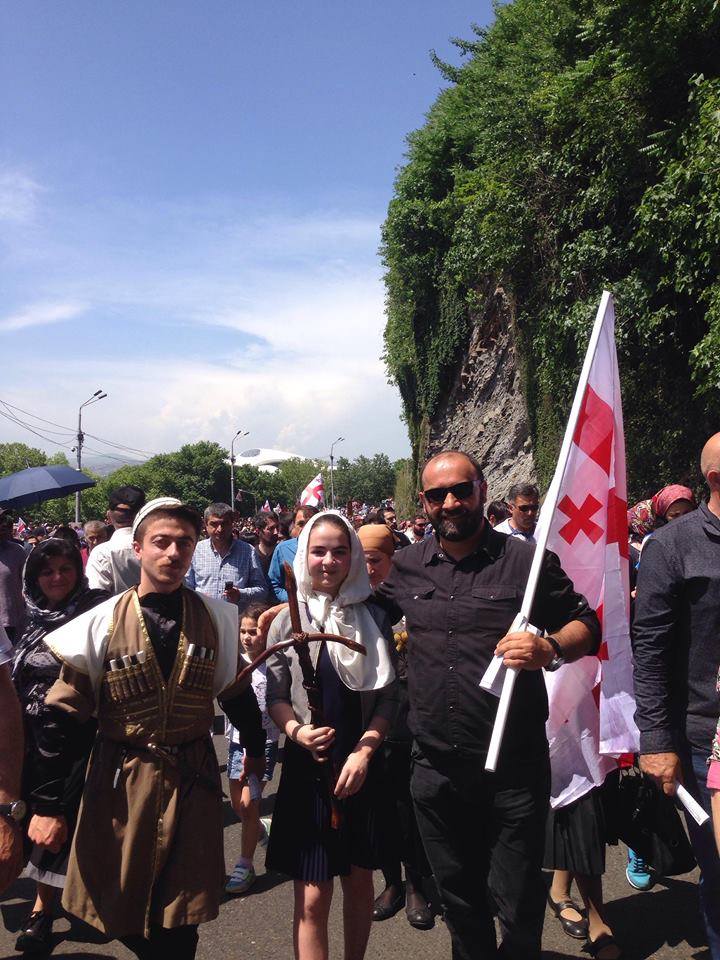 მოდიან, მოედინებიან უწყვეტ ნაკადად, მოაქვთ ჩემი ქვეყნის დიდება, პატივი, სიწმინდე და სიყვარული! KARIBCHE