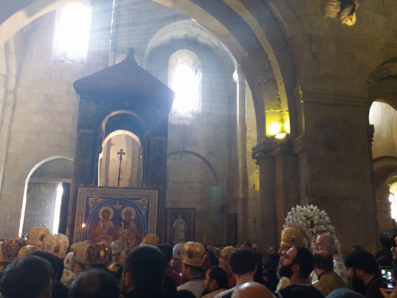 სვეტიცხოვლის ტაძარში პატრიარქის ინტრონიზაციის 40 წლის იუბილესთან დაკავშირებით სადღესასწაულო ლიტურგია მიმდინარეობს KARIBCHE
