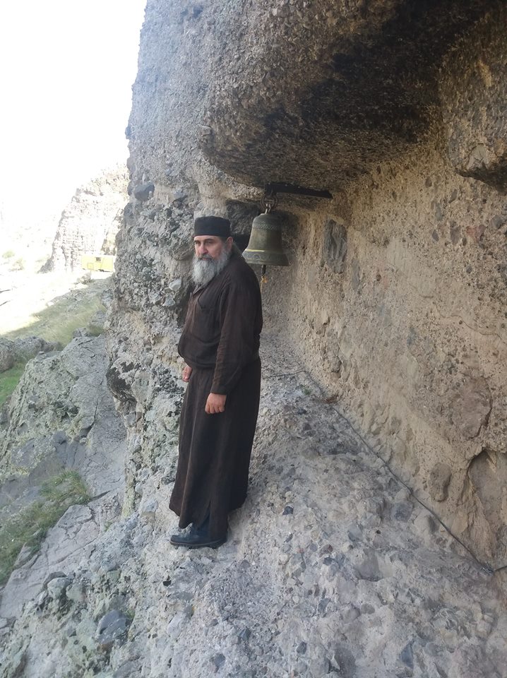 თავკვეთულას მონასტერში ერთი ბერის აღვლენილი ლოცვა KARIBCHE