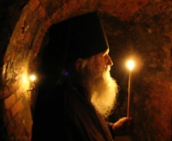 მისი სხეული ცეცხლივით ვარვარებდა, გარშემო მისი ლოცვის მხურვალება დამდგარიყო