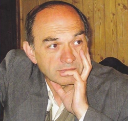 მთელი სიცოცხლე ფურცელზე თავდახრილი სიტყვებს ათვინიერებ, რათა შენს სათქმელს, შენი სულის ძახილს მოარგო