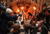 მაცხოვრის საფლავზე წმინდა ცეცხლი გარდამოვიდა!!!